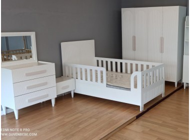 Kelebek montessori li bebek çocuk odası